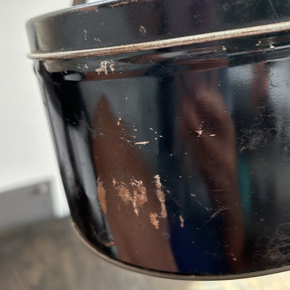 Vintage oval tin w/ handles , black w/ painted gardenias and Lilly of Valley - Picture 4 of 5